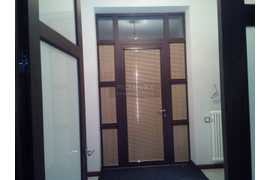 Горизонтальные жалюзи в кассетах в цвет рамы в прихожей. Верхняя часть открытая для дневного освещения.