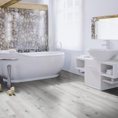 Виниловый пол Wineo 800 Wood XL Helsinki Rustic Oak DB00068 в интерьере ванной