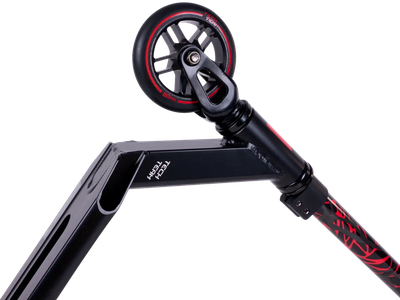 “Трюковой самокат Tech Team Duker 1.0 в красном цвете.”