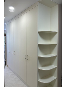 Распашной шкаф с ручками , с открытыми полками