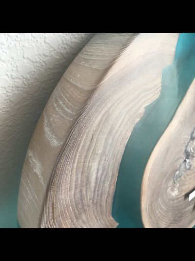 часы из эпоксидной смолы и спилов дерева