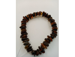 Браслет на резинке из обработанного янтаря.