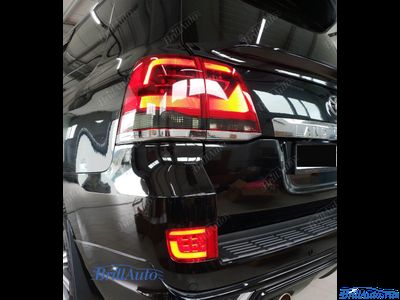 Cтопы Toyota Land Cruiser 200 07-15 в стиле 21 года LED (красные с темным низом)