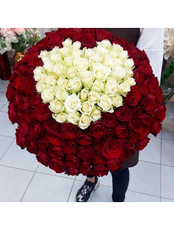 101 роза с сердцем посередине