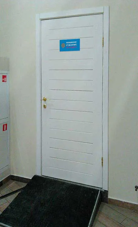 Белая дверь после обработки и покраски ДГФ ПН