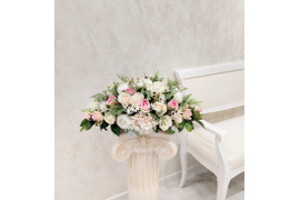 Светло розовая композиция из искусственных цветов в вазе на стол №67