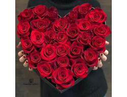 Красные розы в коробке сердце №14