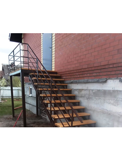 Лестница металлическая с деревянными ступенями  (артикул-МЛУ02)