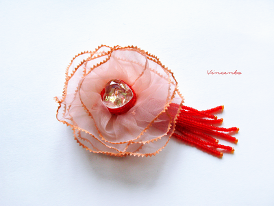 Брошь-цветок из органзы "Сердце в подарок"