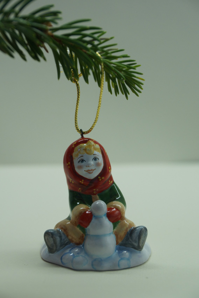 Девочка лепит снеговика - зимние забавы