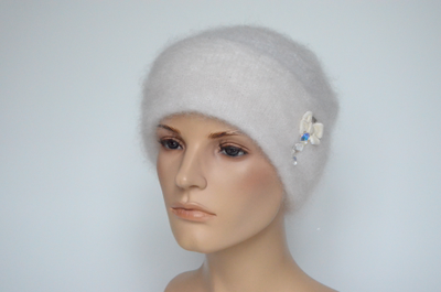 belaya-mokherovaya-shapka-zhenskaya-s-otvorotom-vizio-italiya