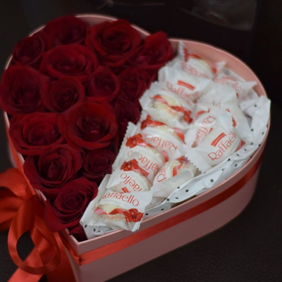 КОРОБКА В ФОРМЕ СЕРДЦА С КРАСНЫМИ РОЗАМИ И РАФАЭЛЛО