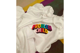 вышивка на белой толстовке с капюшоном