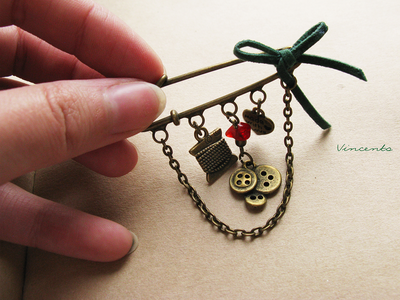 "Швейная" брошь. Брошь-булавка с катушками ниток и пуговицами