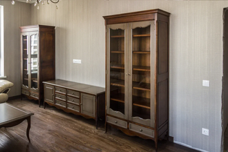 Витрина на резных ножках, с двумя стеклянными дверьми.