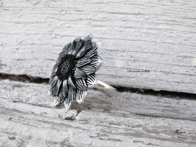 "Мерцание Ночи" - кольцо с серебристыми лепестками