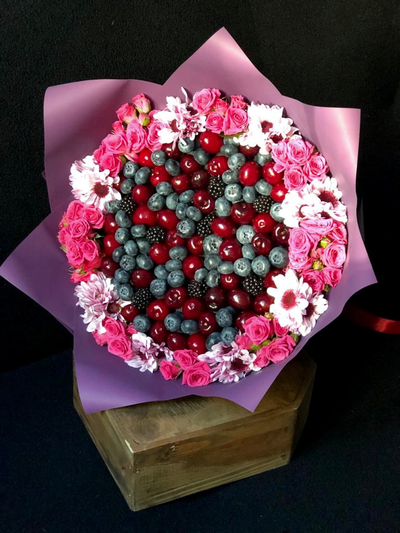Букет "Ягодная поляна с розами"