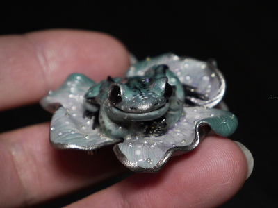 Мини-брошь с лягушкой "Принцесса весеннего леса" (4 см)