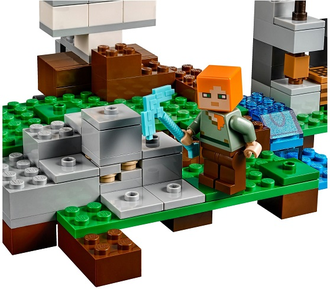 АЛЕКС за Работой на Столе–Верстаке по Изготовлению Железных Блоков для ГОЛЕМА (Lego # 21123)