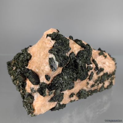 Диопсид, кальцит. Россия. 120*110*75мм