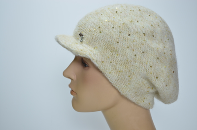 Белая женская кепка с пайетками