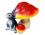 Садовая фигура Зайчик около двух грибов