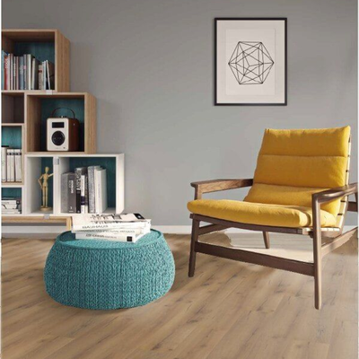 Декор ламината Wineo Дуб Рустик Коричневый LA176XXLV4 в интерьере комнаты