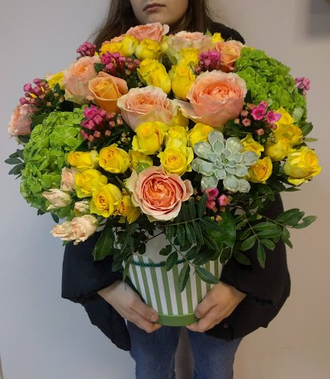 Яркая коробка с цветами: розы, кустовые розы, гортензия, бувардия, эхиверия и писташ. Коробка цветов