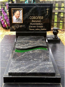 Фото большого памятника на могилу в форме врат в СПб