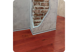 Результат монтажа плинтуса ПЛ 40 — идеально ровный и аккуратный стык между поверхностями.