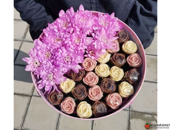 Шоколадные розы и хризантема «Каприз» фото1