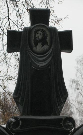 Фото памятника в виде креста с плащаницей в СПб