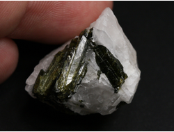 Турмалин зеленый на кварце, Бразилия (26*21*17 мм, 10,7 г) №36190