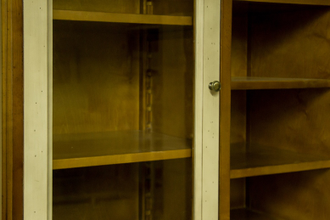 Антикварный буфет с отделением для вина.