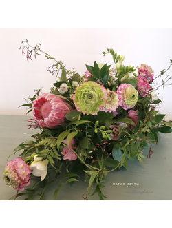 Композиция из живых цветов на стол