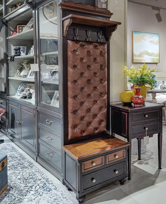 Вешалка узкая для прихожей с каретной стяжкой и нижней тумбой.