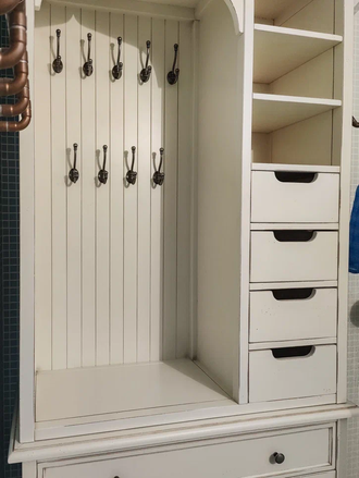 Пенал - стеллаж открытый с крючками и нижними ящиками.