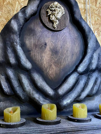 Pedestals with faces for masks