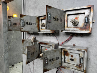 Boxes with checkerboard plugs