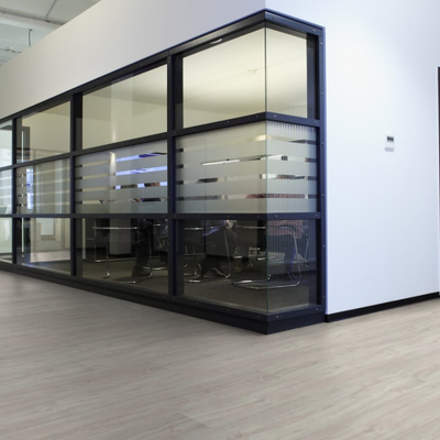 Виниловый пол Wineo 400 Wood XL Ambition Oak Calm DLC00122 в интерьере офисного здания