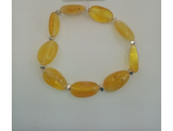 Браслет на резинке с бижутерией