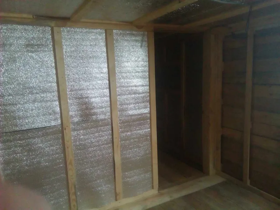 Собраны и утеплены внутренние перегородки, собран каркас для внутреннего утепления.