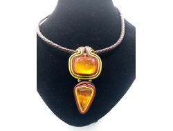 Подвеска с янтарем.