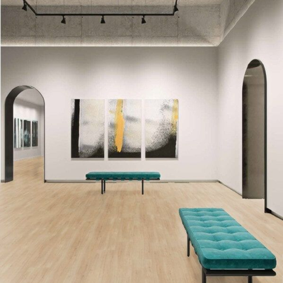 Декор ламината Wineo Дуб Дикий Бежевый LA185XXLV4 в интерьере выставочного зала