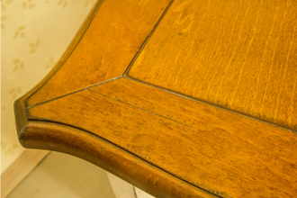 Журнальный стол квадратный с фигурной столешницей.