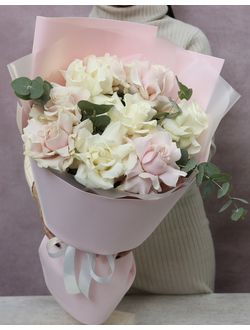 Букет из 9 нежных пион роз с эвкалиптом