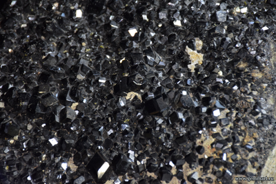 Меланит (разн. граната), друза, с пиритом, эпидотом, самородной медью - 310*235*100мм (ААА)