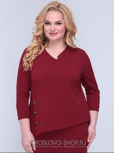 Платье прямое приталенное бордового цвета смотрится как костюм