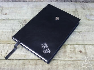 Набор кожаных аксессуаров с тиснением