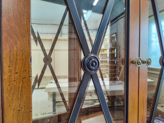 Витрина-бар с подсветкой.